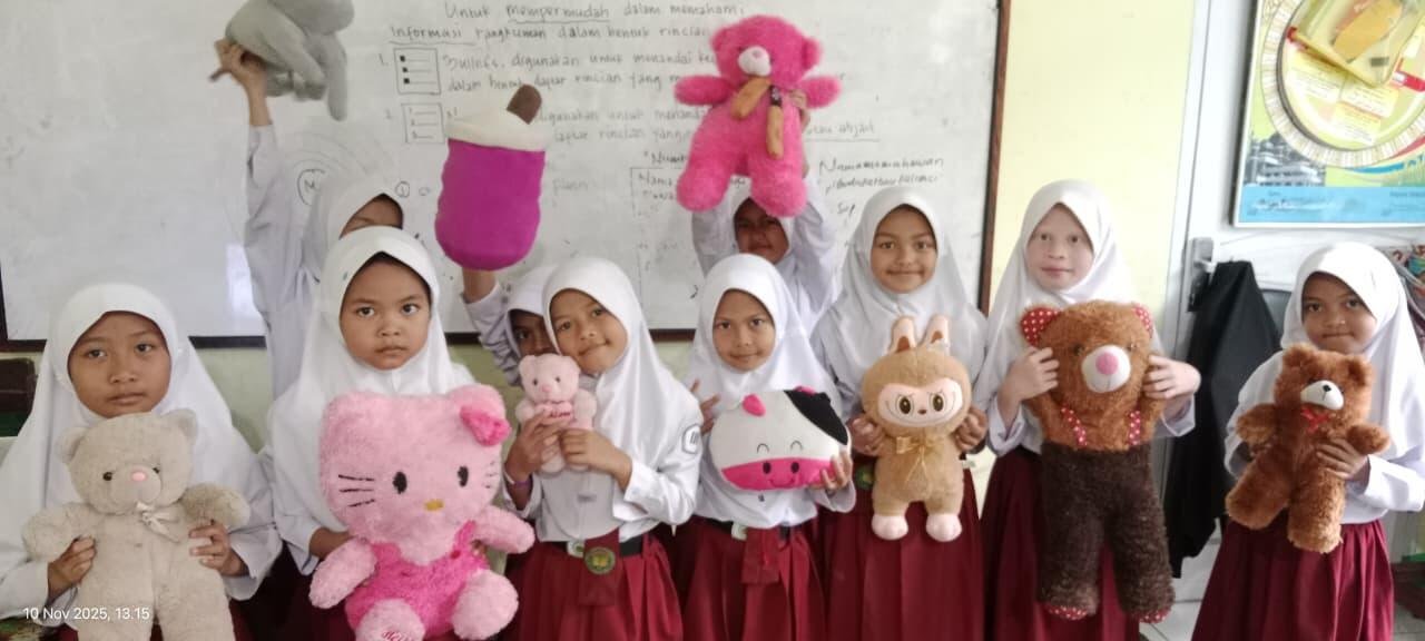 Guru Kreatif Gunakan Boneka sebagai Media Pembelajaran Pendidikan Pancasila di MIS Ar-Raudhotun Nur 48 WhatsApp Image 2025 11 10 at 13.25.29