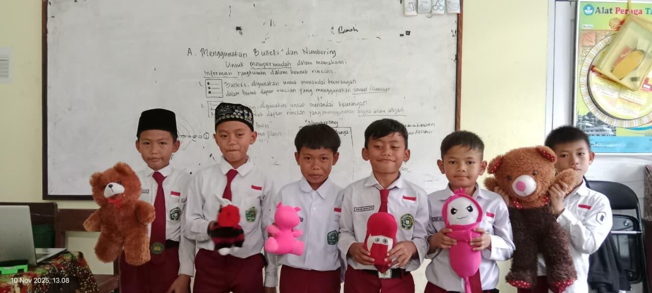 Guru Kreatif Gunakan Boneka sebagai Media Pembelajaran Pendidikan Pancasila di MIS Ar-Raudhotun Nur 47 WhatsApp Image 2025 11 10 at 13.25.49