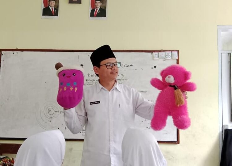 Guru Kreatif Gunakan Boneka sebagai Media Pembelajaran Pendidikan Pancasila di MIS Ar-Raudhotun Nur 46 WhatsApp Image 2025 11 10 at 13.25.57