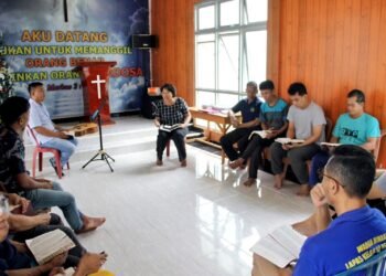 Ibadah Khidmat Warga Binaan Nasrani Bersama Rohaniwati Kemenag di Lapas Bengkulu 52 Lapas Bengkulu, Warga Binaan Nasrani, Kemenag Provinsi Bengkulu, Pembinaan Rohani, Julianto Budhi Prasetyono, Santi Lestari, Kemenkumham, Direktorat Jenderal Pemasyarakatan, Ibadah Bersama, Pembinaan Keagamaan