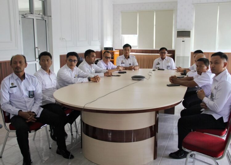 Kanwil Ditjenpas Bengkulu Dorong Digitalisasi dan Pembinaan Produktif di Lapas 46 Kalapas Bengkulu, Julianto Budhi Prasetyono, memimpin jajaran mengikuti zoom bersama Kanwil Ditjenpas Bengkulu membahas optimalisasi kerja dan kebijakan Zero Halinar. Doc. Humas
