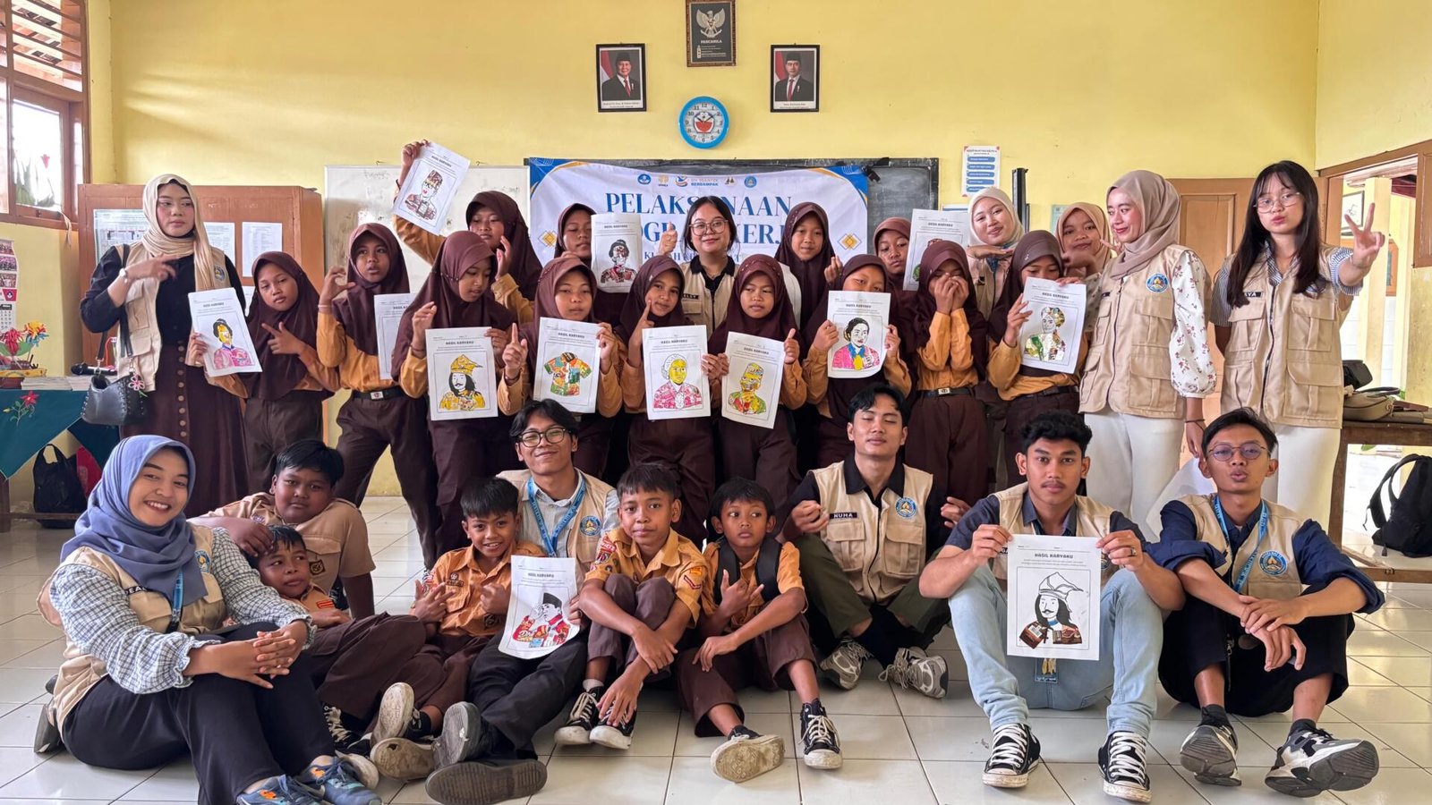 Mahasiswa UNNES Tanamkan Kepedulian Lingkungan Lewat Sketsa Daur Ulang di SDN Kayuapak 2 47 WhatsApp Image 2025 11 11 at 16.12.13 2