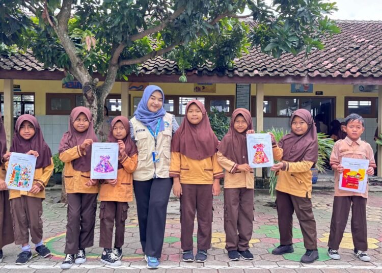 Mahasiswa UNNES Tanamkan Kepedulian Lingkungan Lewat Sketsa Daur Ulang di SDN Kayuapak 2 46 Dokumentasi Para Siswa dengan Dea Ananda Eka Maelani (Sumber : Dokumentasi Pribadi)