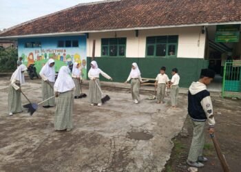 Program Amanah Wujudkan Madrasah Bersih dan Berkarakter Di MIS Al-Musthofa 49 WhatsApp Image 2025 11 11 at 19.43.43 1