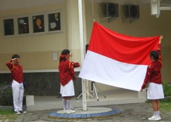 Upacara Peringatan Hari Pahlawan di SMP St. Yosef Surabaya