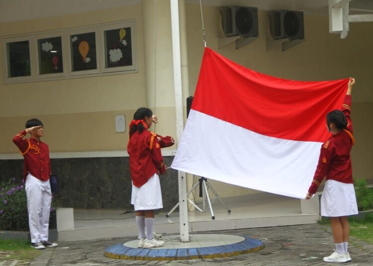 Upacara Peringatan Hari Pahlawan di SMP St. Yosef Surabaya