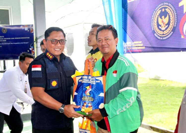 Kalapas Bengkulu dan Jajaran Ikuti Bakti Sosial “Imipas Peduli 2025”, Sambut Hari Jadi Ke-1 Kementerian Imigrasi dan Pemasyarakatan 46 Lapas Bengkulu, Kemen Imipas, Imipas Peduli 2025, Hari Jadi Kemen Imipas, Bakti Sosial, Pembagian Sembako, Julianto Budhi Prasetyono, Kanwil Ditjenpas Bengkulu, Satu Langkah Satu Semangat Satu Pengabdian
