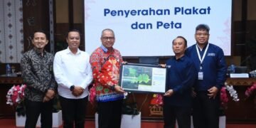 Penyerahan Peta yang Dibuat oleh Tim Ekspedisi Patriot kepada Pemda Tulang Bawang
