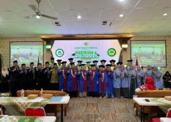 FOTO BERSAMA : WISUDAWAN DAN CIVITAS AKADEMIKA STEBI BAMA