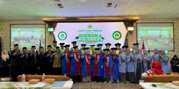 FOTO BERSAMA : WISUDAWAN DAN CIVITAS AKADEMIKA STEBI BAMA