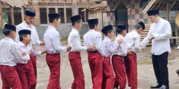 Pemeriksaan Kerapihan yang dipimpin langsung oleh Kepala Madrasah, Bapak H. Aceng Malyan, S.Pd.I.