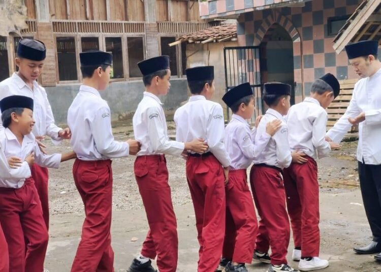 Pemeriksaan Kerapihan yang dipimpin langsung oleh Kepala Madrasah, Bapak H. Aceng Malyan, S.Pd.I.