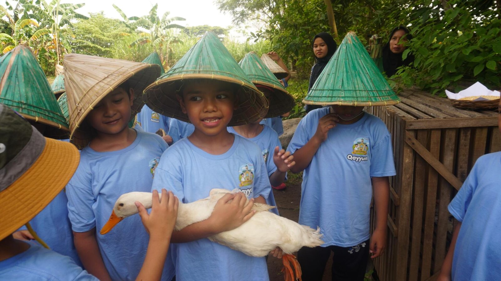 Siswa Mengenal Hewan (Bebek) dan Berinteraksi Langsung 