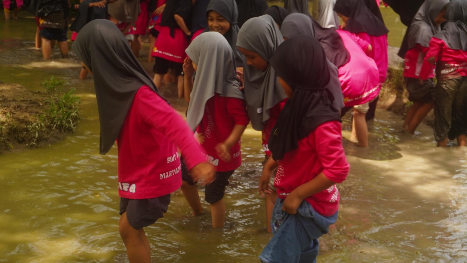 Kegiatan Berburu Ikan Lele