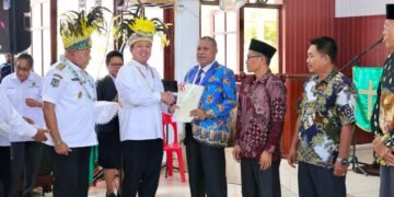 Menteri Nusron Serahkan Sertipikat di Papua: Era Presiden Prabowo Semua Tempat Ibadah Harus Disertipikatkan Tanpa Pengecualian