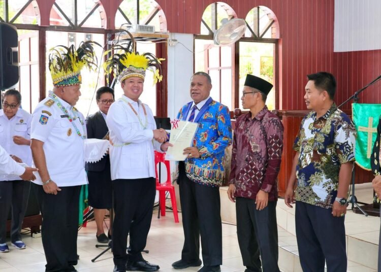 Menteri Nusron Serahkan Sertipikat di Papua: Era Presiden Prabowo Semua Tempat Ibadah Harus Disertipikatkan Tanpa Pengecualian