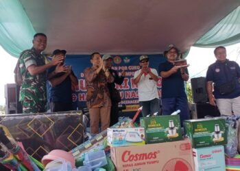 Camat Pagerageung Sampaikan Kado Kue Ulang Tahun Ke-80 PGRI