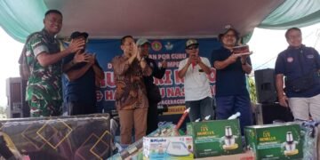 Camat Pagerageung Sampaikan Kado Kue Ulang Tahun Ke-80 PGRI
