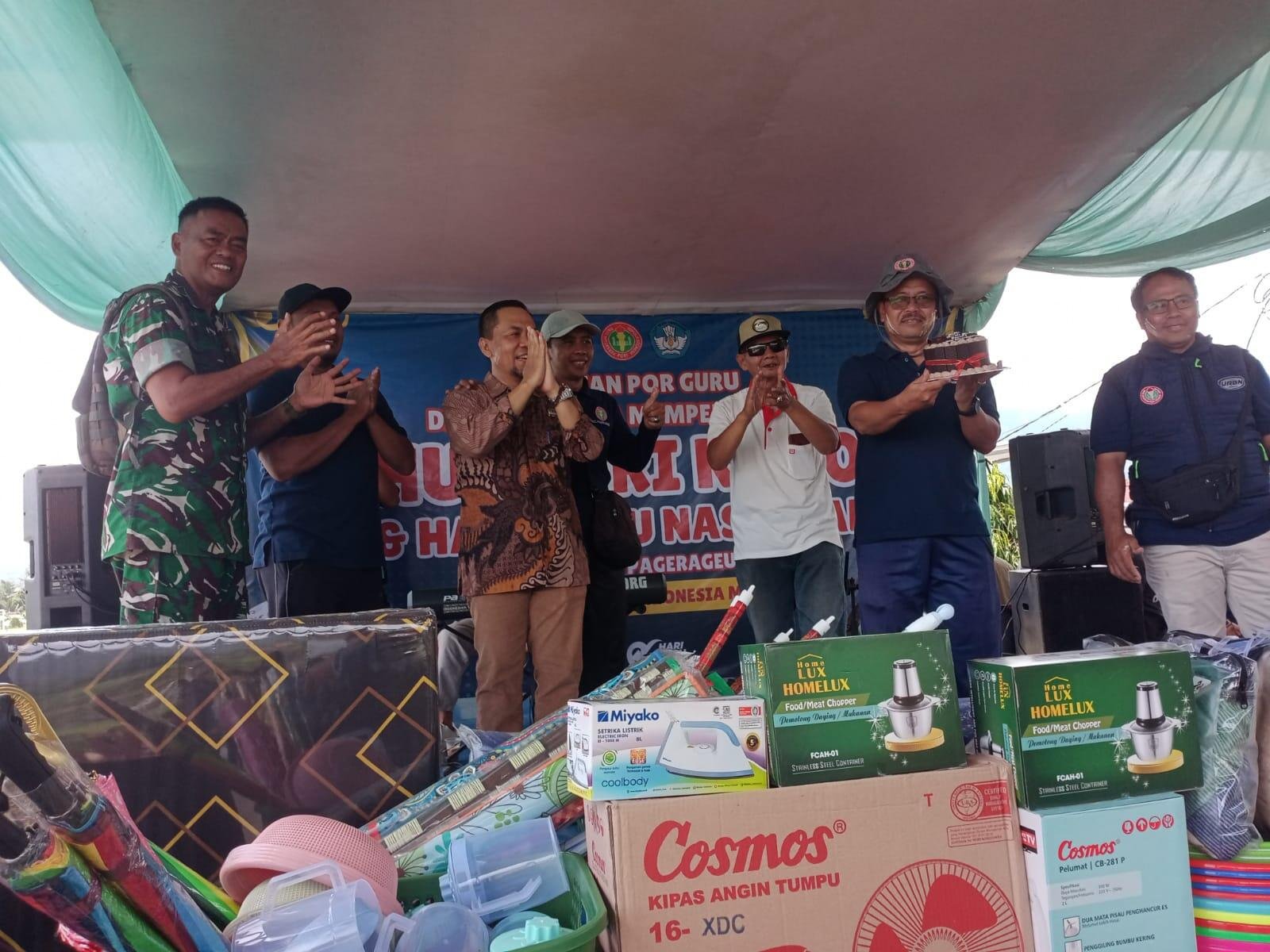 Camat Pagerageung Sampaikan Kado Kue Ulang Tahun Ke-80 PGRI