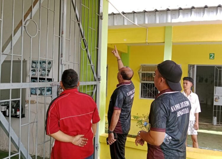 Kepala LPKA Bengkulu Lakukan Peninjauan Pintu dan Teralis Hunian. Perkuat Keamanan Hunian. 46 LPKA Bengkulu