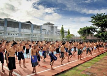 Program Pembinaan Lapas Bengkulu: Senam Sehat Dipandu Instruktur Profesional 57 Lapas Bengkulu, pembinaan warga binaan, senam bersama, kesehatan lapas, instruktur profesional, pembinaan pemasyarakatan, kegiatan rutin, masyarakat dan keluarga, rehabilitasi, Lapangan tenis Lapas Bengkulu