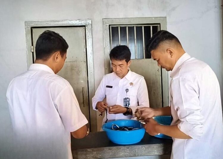 Perketat Keamanan, Tim ADM Kamtib Lapas Bengkulu Ganti Gembok Blok Pidum 46 Lapas Bengkulu, ADM Kamtib, Pergantian Gembok, Blok Pidum, Keamanan Lapas, Pemasyarakatan, Supian Natalis, Bengkulu