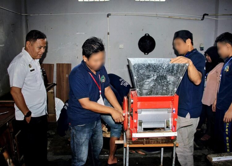 WBP Lapas Bengkulu Antusias Ikuti Pelatihan Produksi Tempe 46 Lapas Bengkulu, Pembinaan Kemandirian, Pelatihan WBP, Produksi Tempe, Pembinaan Vokasional, Yayasan Dharma Bhakti Kesejahteraan Sosial, Warga Binaan, Bengkulu, Pemberdayaan Narapidana, Keterampilan Usaha