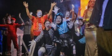 Jakarta Pantomime Festival 2025 mengubah suasana malam Kota Tua dengan penampilan puluhan pantomimer di Taman Fatahillah.