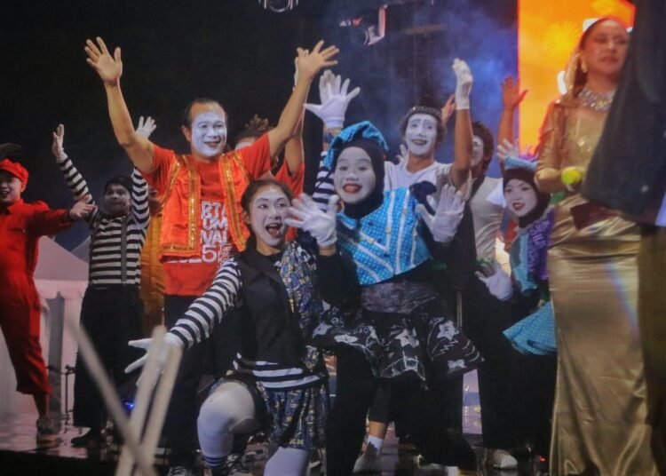 Jakarta Pantomime Festival 2025 mengubah suasana malam Kota Tua dengan penampilan puluhan pantomimer di Taman Fatahillah.