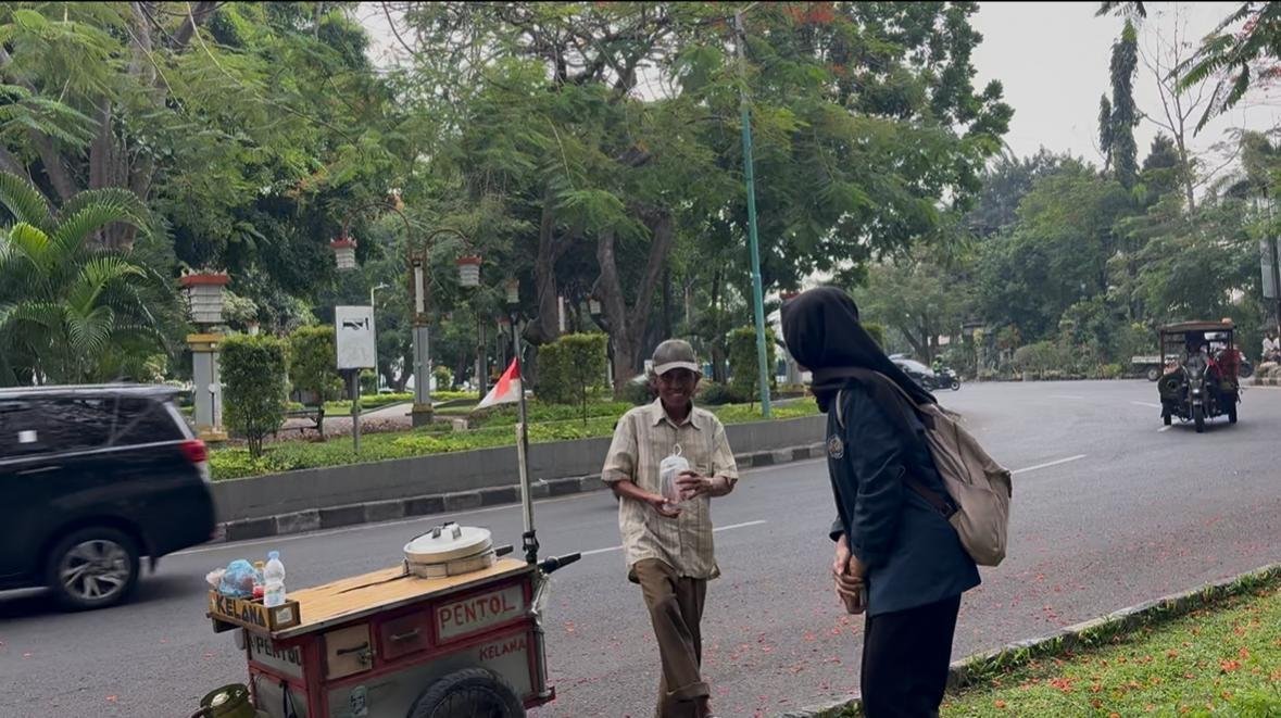 Mahasiswa UMG Gelar Aksi Berbagi Makanan di Tepi Jalan GKB Gresik 47 ae57aef6 7328 427c b651 3e8fad9ca81e