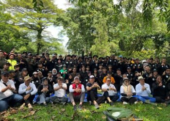 Bersihkan Sungai Ciliwung di Kebun Raya Bogor