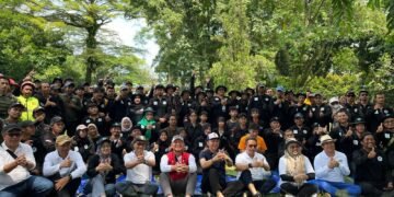 Bersihkan Sungai Ciliwung di Kebun Raya Bogor