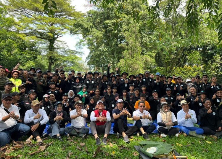 Pertamina dan Kementerian Lingkungan Hidup Kolaborasi Bersihkan Sungai Ciliwung di Kebun Raya Bogor 46 Bersihkan Sungai Ciliwung di Kebun Raya Bogor