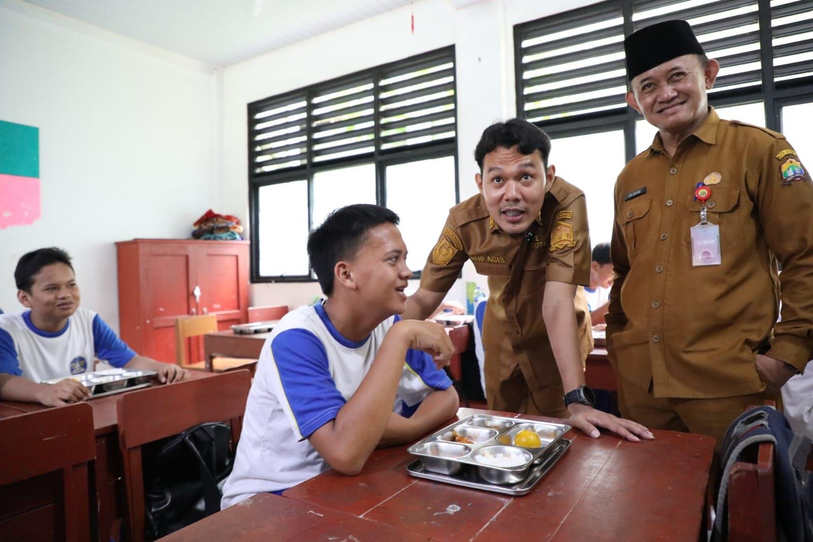 Wakil Walikota Nuragis Aulia Mengunjungi Ke Salah Satu SMP Berada di Kota Serang dan Ditemani Oleh Bapak Dr. Ahmad Hassanudin. Selaku Dinas Kesehatan Kota Serang.