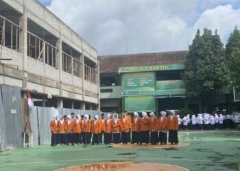 Harmoni Cinta untuk Guru: Persembahan Siswa MTsN 6 Bantul yang menggetarkan Lapangan Madrasah 54 MTsN 6 Bantul