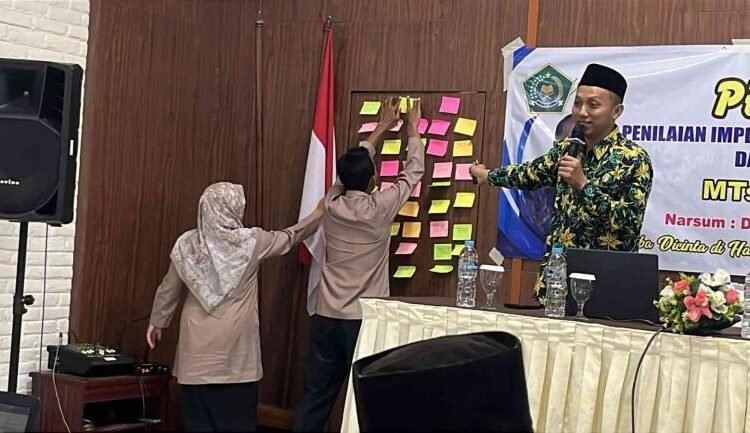 Peserta Pelatihan Diminta Tulis Harapan, MTsN 6 Bantul Laksanakan Pelatihan KBC dan Deep Learning di Wisma Sargede 46 MTsN 6 Bantul