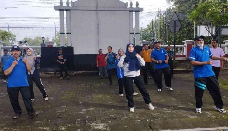 Dukung Kesehatan dan Kebersamaan, Kepala MTsN 6 Bantul Ikut Senam Lintas Sektor Pleret 46 MTsN 6 Bantul