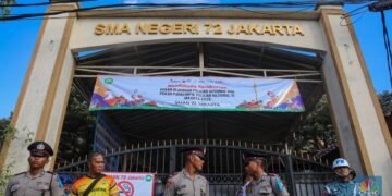 petugas keamaan melakukan penjagaan pada pintu masuk usai terjadi ledakan di sman 72 jakarta jumat 7112025 1762505986126 169