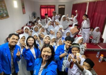 Foto bersama dengan murid-murid SDN 01 Cimuning