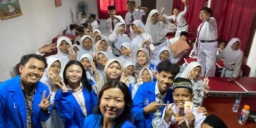 Foto bersama dengan murid-murid SDN 01 Cimuning