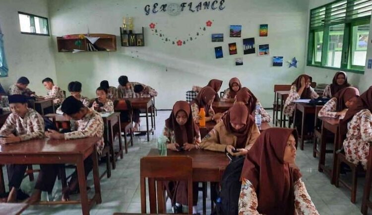 Kelas 9C MTs N 6 Bantul Laksanakan Asesmen Tengah Semester (ATS) Semester 1 2025/2026 Mapel IPS Berbasis Digital 46 MTs N 6 Bantul