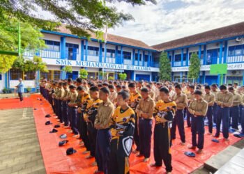 Siaran Berita Press Release 100 Kepala SMK Muhammadiyah Bulakamba, Heru Purwanto, S.Pd., S.Kom, menyampaikan apresiasi dan dukungannya terhadap kegiatan keagamaan ini. Beliau memandang Salat Duha berjamaah bukan hanya ritual, tetapi juga upaya konkret sekolah dalam mewujudkan visi pendidikan yang holistik.