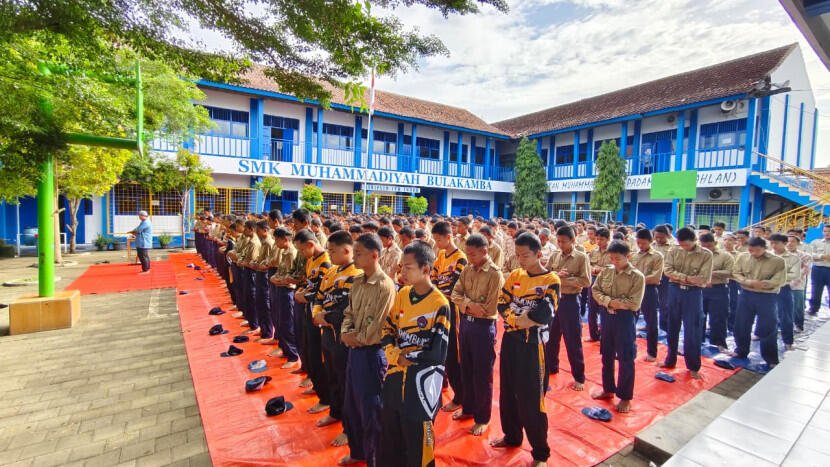 Siaran Berita Press Release 80 Kepala SMK Muhammadiyah Bulakamba, Heru Purwanto, S.Pd., S.Kom, menyampaikan apresiasi dan dukungannya terhadap kegiatan keagamaan ini. Beliau memandang Salat Duha berjamaah bukan hanya ritual, tetapi juga upaya konkret sekolah dalam mewujudkan visi pendidikan yang holistik.