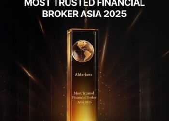 Trophy penghargaan AMarkets sebagai Most Trusted Financial Broker Asia 2025 dari World Business Outlook.