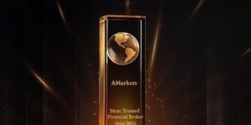Trophy penghargaan AMarkets sebagai Most Trusted Financial Broker Asia 2025 dari World Business Outlook.