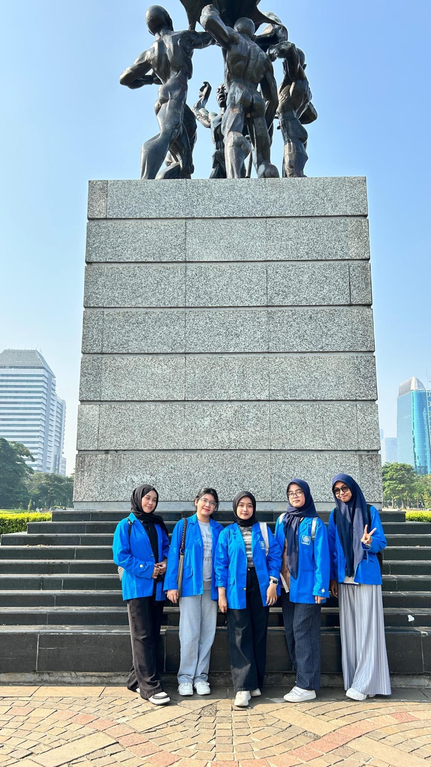 Pengabdian Masyarakat: Mahasiswa Gelar Aksi “Gerakan Hijau” Bersihkan Area Monas 47 04c0feab 1668 458b 83d8 13df84ec9aa4 scaled