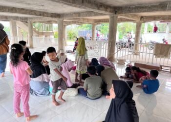 Banjir Ganggu Aktivitas Sekolah, KPM UIN SUNA Lhokseumawe 2025 Tetap Dampingi Anak-Anak Belajar di Meunasah Gampong Seneubok Drien 46 06c06b06 03c6 4346 b8c6 0492a9a18ec6