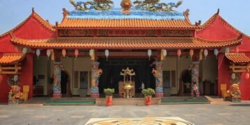 Vihara Avalokitesvara, yang terletak 15 km utara Kota Serang, Banten, bukan hanya sebuah tempat ibadah, namun juga saksi bisu sejarah Banten. Konon, wihara tertua di Provinsi Banten ini telah berdiri sejak abad ke-16, bahkan diyakini dibangun pada masa penyebaran agama Islam di Nusantara. Menariknya, keberadaan wihara ini tidak terlepas dari pengaruh Sunan Gunung Jati, salah satu Wali Songo yang terkenal toleran. Keberadaan Wihara Avalokitesvara menjadi bukti nyata semangat toleransi antarumat beragama yang telah terjalin sejak ratusan tahun lalu di tanah Banten. Vihara Avalokitesvara menjadi salah satu ikon keberagaman budaya dan religi di Banten yang menarik perhatian para wisatawan maupun peziarah. Berdiri anggun di lingkungan yang tenang, vihara ini menyimpan perjalanan sejarah panjang yang berkaitan erat dengan penyebaran budaya Tionghoa dan perkembangan spiritual masyarakat setempat. Keberadaannya bukan hanya sekadar tempat ibadah, tetapi juga saksi bisu dari dinamika sosial dan budaya yang tumbuh di wilayah pesisir Banten. Bangunan vihara yang megah ini mencerminkan perpaduan seni arsitektur tradisional Tionghoa dengan sentuhan lokal, sehingga menghadirkan suasana damai sejak pertama kali melangkahkan kaki ke dalam kompleksnya. Ornamen-ornamen khas berwarna merah dan emas, patung-patung suci, serta aroma hio yang lembut menciptakan pengalaman spiritual yang khas bagi pengunjung. Selain menjadi tempat ritual keagamaan, kawasan ini juga menawarkan nilai estetika yang menenangkan. Sejarahnya dipercaya telah dimulai sejak masa Kesultanan Banten ketika hubungan dagang dengan bangsa Tionghoa sedang berkembang pesat. Keberadaan vihara menjadi bukti bahwa Banten adalah ruang pertemuan berbagai budaya yang hidup berdampingan. Hingga kini, Vihara Avalokitesvara tetap mempertahankan tradisinya, sekaligus terus dikunjungi oleh wisatawan yang ingin melihat langsung jejak sejarah tersebut. Tak hanya sarat makna religi, vihara ini juga menjadi destinasi wisata yang edukatif. Banyak pengunjung datang untuk mengenal lebih dekat filosofi Bodhisattva Avalokitesvara—simbol kasih sayang dan welas asih—yang tercermin dalam berbagai sudut vihara. Dengan suasana yang tenang, rindang, dan penuh harmoni, tempat ini cocok untuk merenung, berdoa, maupun sekadar mencari ketenangan.