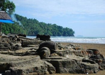 Menjejak Legenda di Pantai Air Manis Ketika Wisata, Ekonomi Rakyat, dan Budaya Bertemu di Pesisir Padang 46 pantai air manis padang