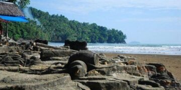 pantai air manis padang
